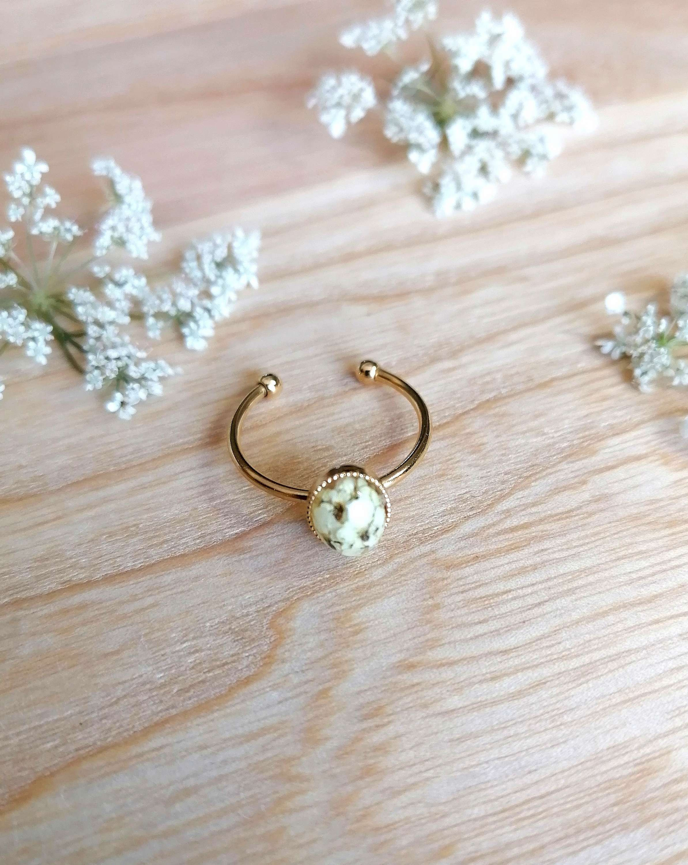 JEANNE - Bague plaqué or ou argent avec une pierre en fleurs sauvages