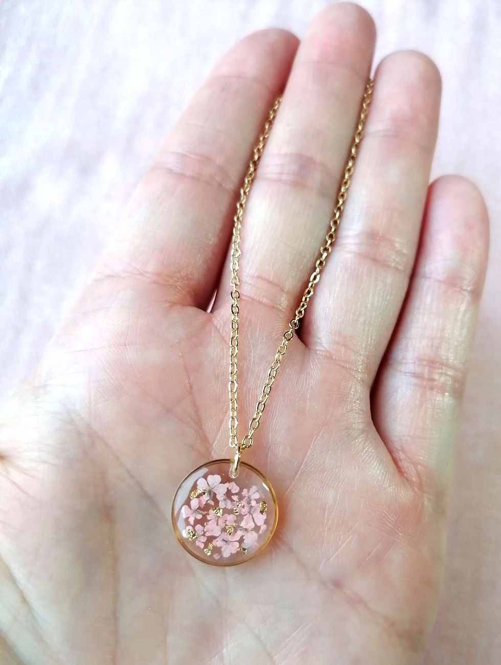Miniature : EMMA - Collier avec des fleurs de carottes sauvages roses et feuille d'or 