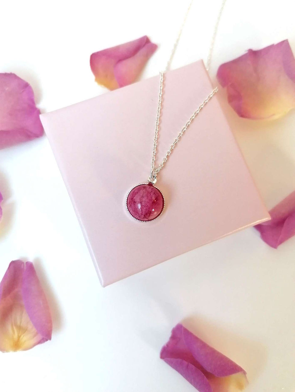 Miniature : ROSE - Collier avec une pierre florale en pétales naturels de rose