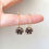 Miniature : ALYSSE - Boucles d'oreilles créoles avec des fleurs d'alysses violettes ou roses