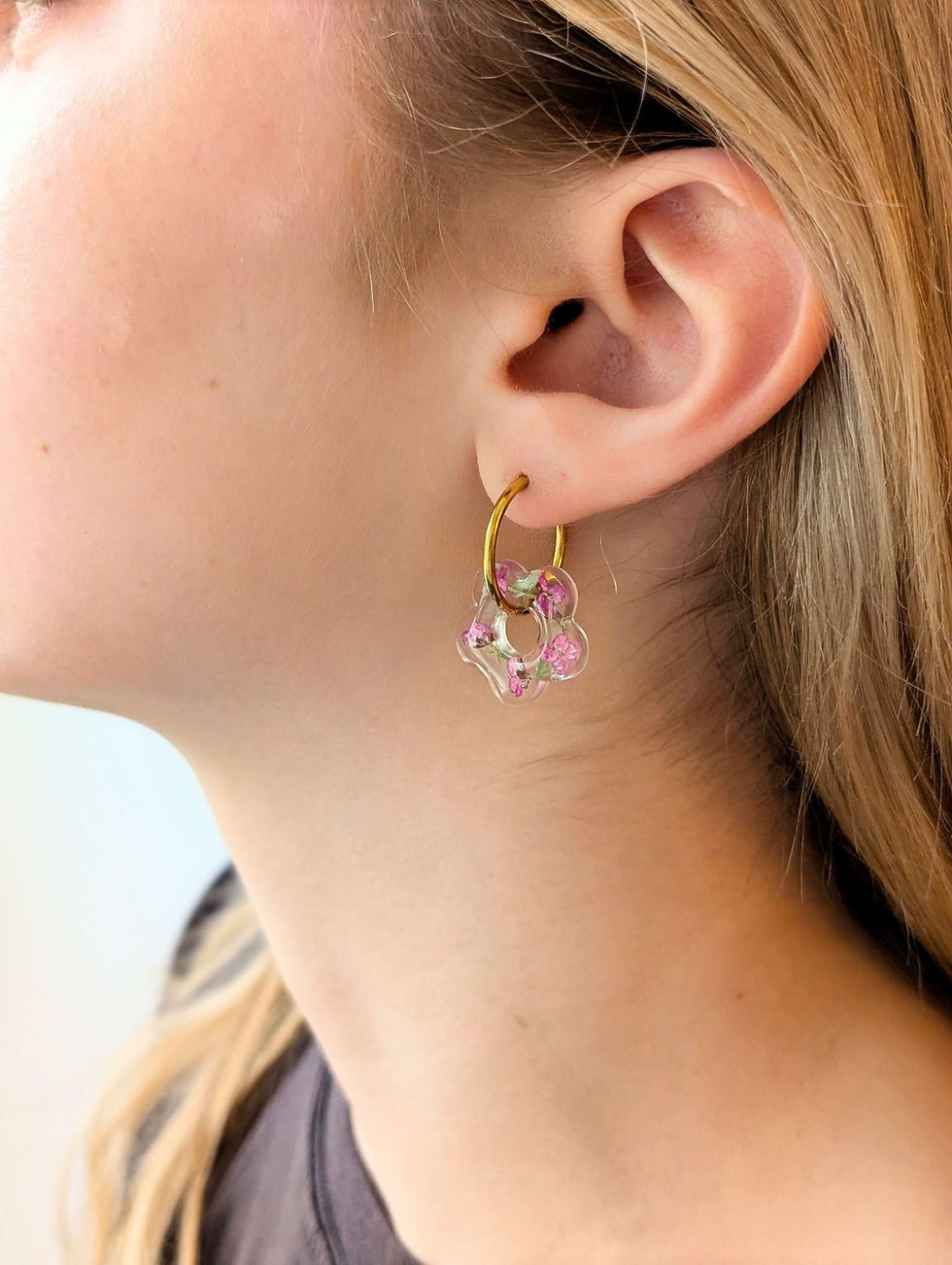 Miniature : ALYSSE - Boucles d'oreilles créoles avec pampilles en fleurs naturelles roses