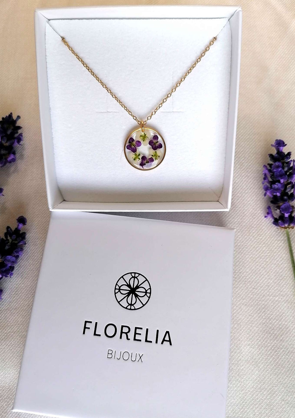 Miniature : ALYSSE - Collier avec des fleurs naturelles d'alysses violettes et blanches 