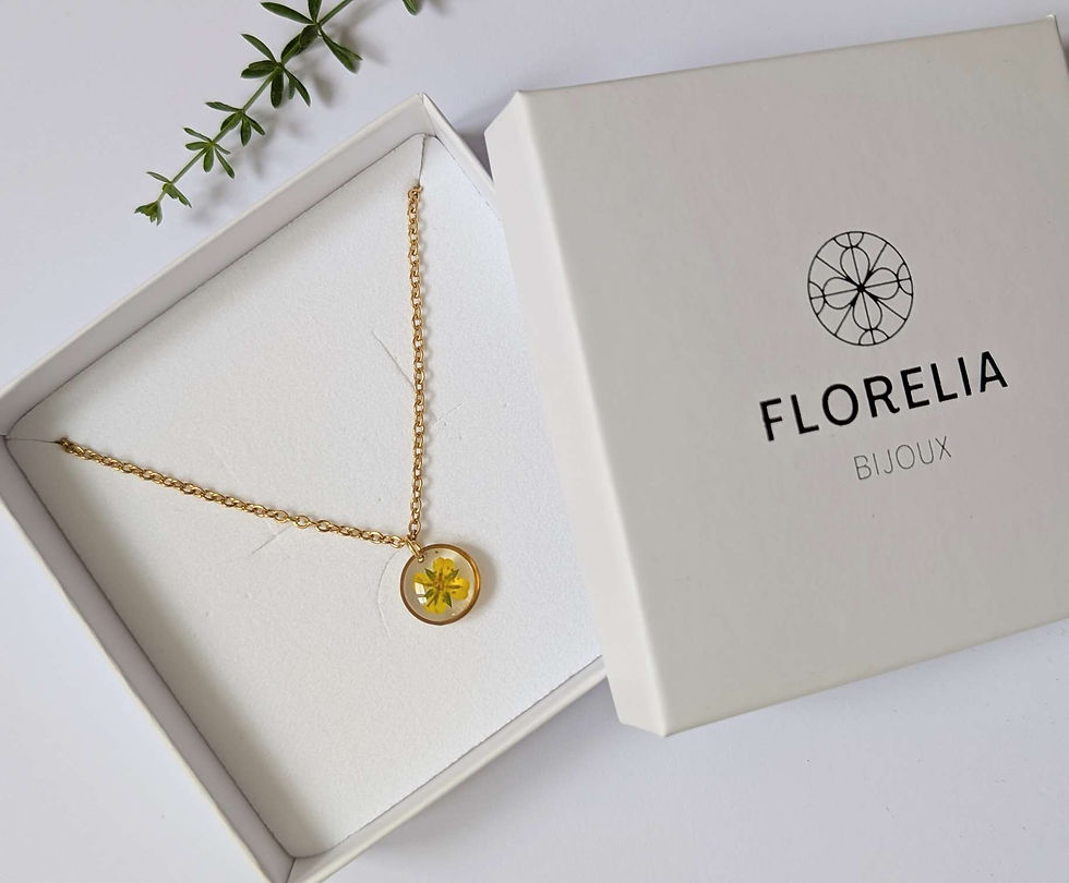 Miniature : FLEURS SAUVAGES - Collier avec une fleur naturelle de Potentille jaune 