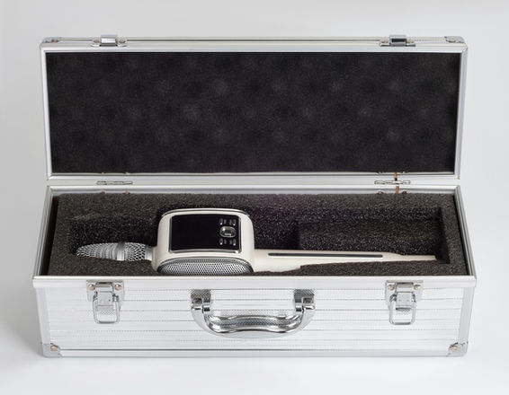 караоке микрофон в открытом кейсе.jpg