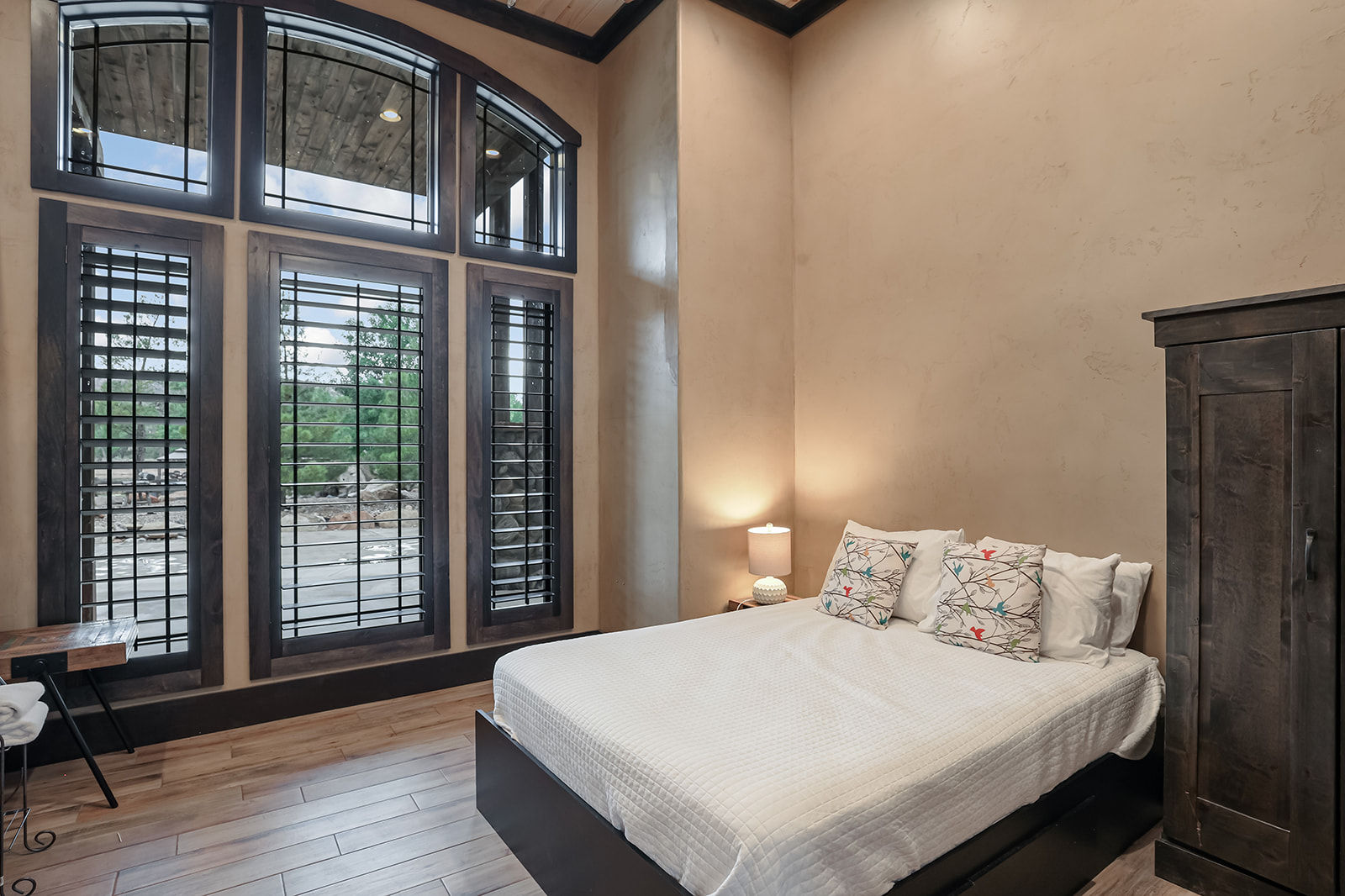 Bottom floor Queen Room with private bathroom at Oasis
