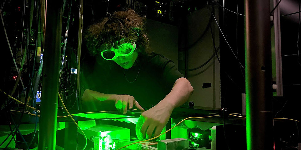 Лука Хубер, докторант ETH Zurich, вирівнює лазерне світло для експерименту з ізотопами кальцію. (Зображення: Габріеле Джулі / ETH Zurich https://ethz.ch/en/news-and-events/eth-news/news/2025/07/kniflige-suche-nach-einer-neuen-kraft.html)