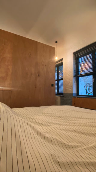 Groot bed met echte dons en zachte lakens