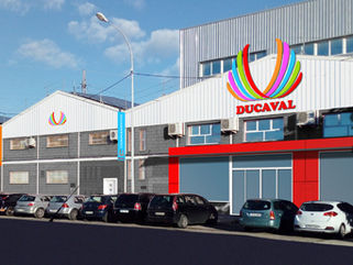 Aplicación de diseño corporativo en fachada de almacén y tienda para Ducaval, empresa distribuidora de caramelos y disfraces.