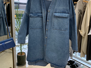 オーバーサイズなのでニットの上にでも楽に着れます、使う季節が長い便利な1枚❣