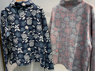 お花のプルオーバー入荷しました。