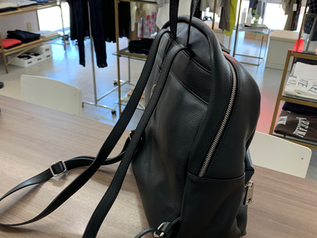 皮のリュック機能性高いです！！１つ欲しい感じ。