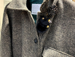 あったかいシャツに小リスブローチ！