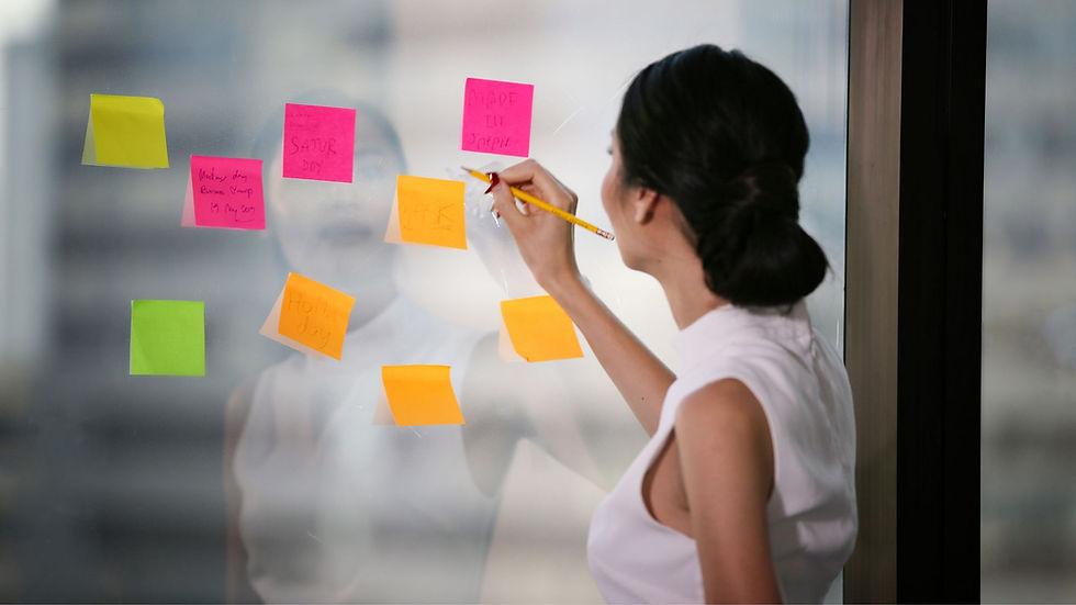 Imagem mulher organizando mural