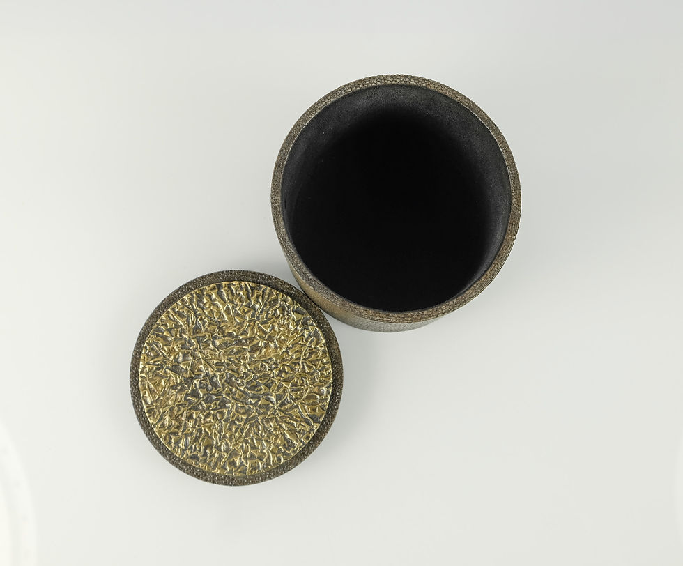 Miniature : opened shagreen box
