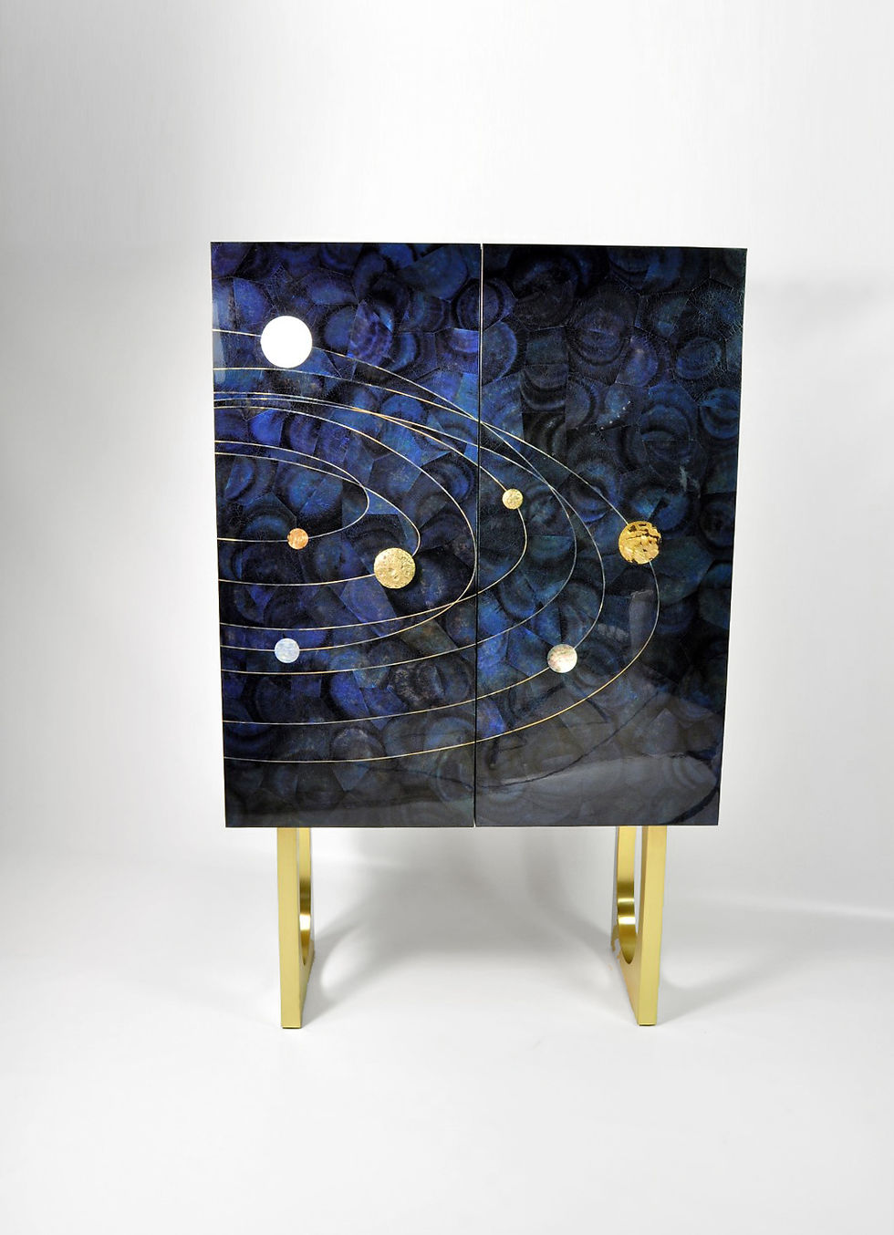 Thumbnail: Cabinet en nacre bleu et laiton par ginger brown