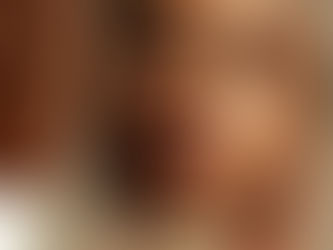 Eine Frau die in einen kleinen Handspiegel ihr inneres reflecktiert