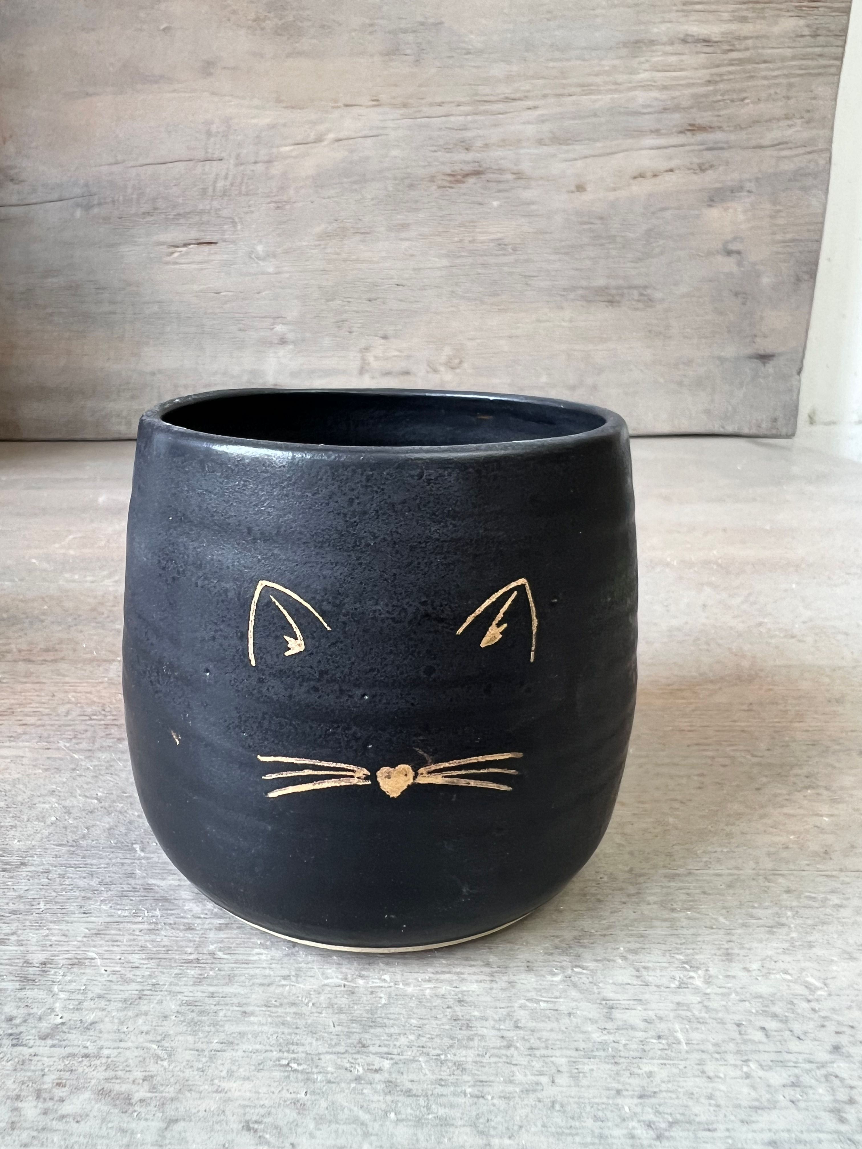 Tasse artisanale en grès émail noir mat avec décor chat doré