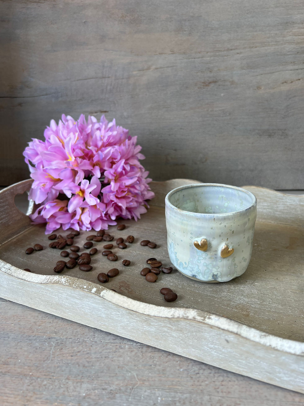 Miniature : Tasse artisanale en grès, décor cœur doré, émail blanc nuageux