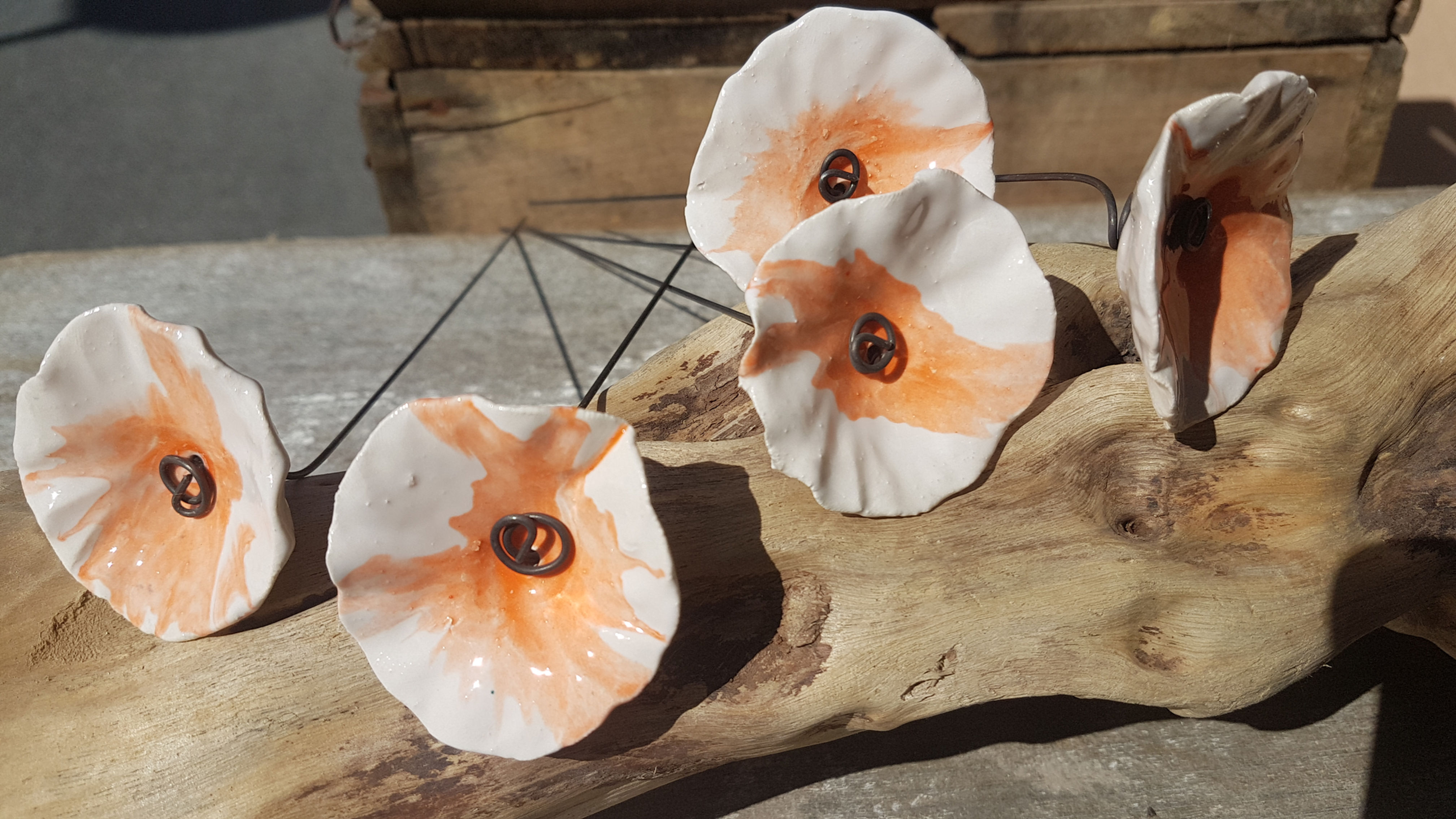 Fleur marbrée blanche et orange