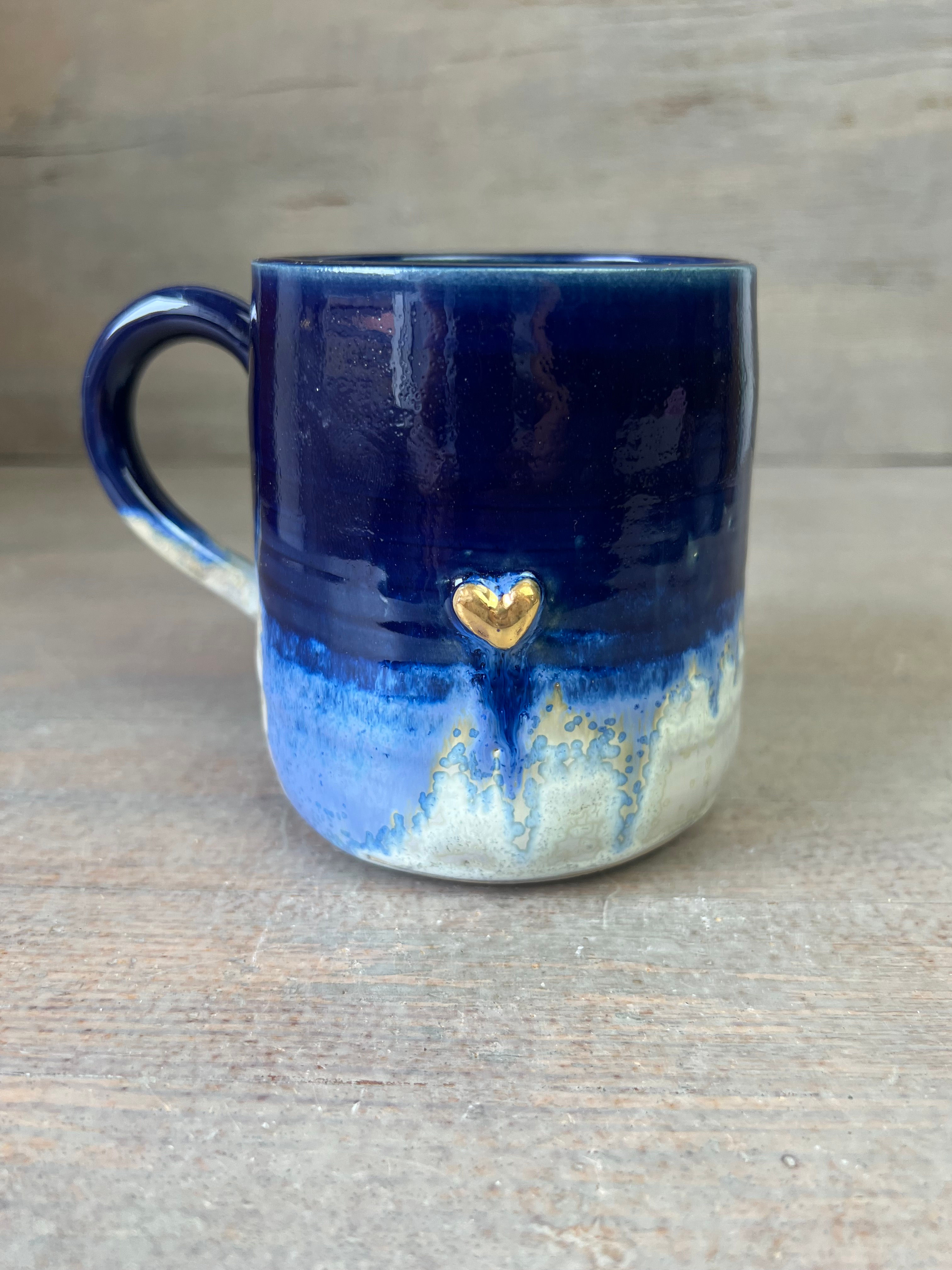 Tasse artisanale en grès, avec décor cœur doré email bleu et blanche
