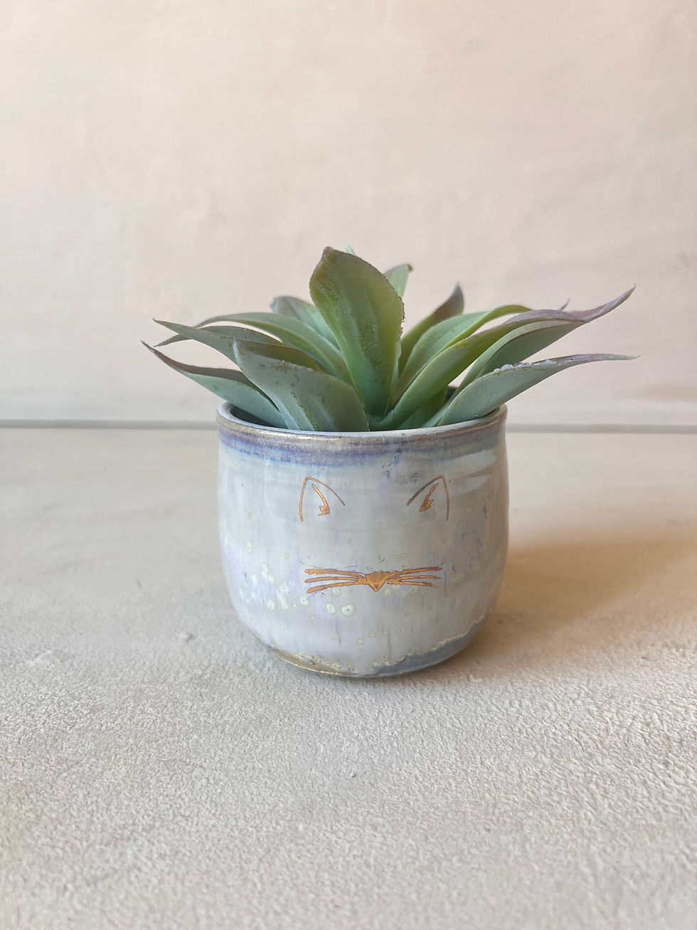 Miniature : Tasse artisanale en grès émail blanc nuageux avec décor chat doré