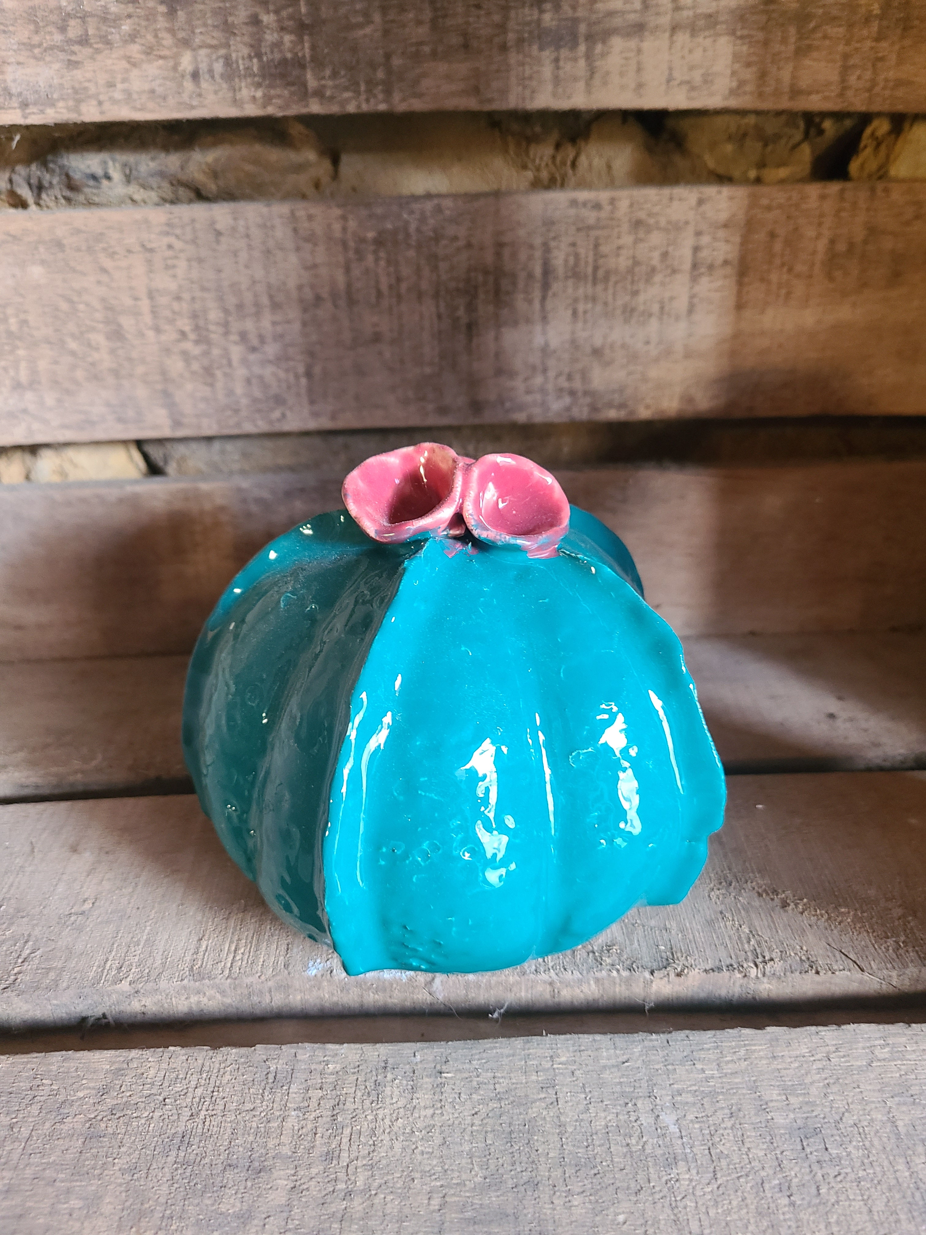 Cactus en faience émaillé, vert foncé et vieux rose, ornement décoratif