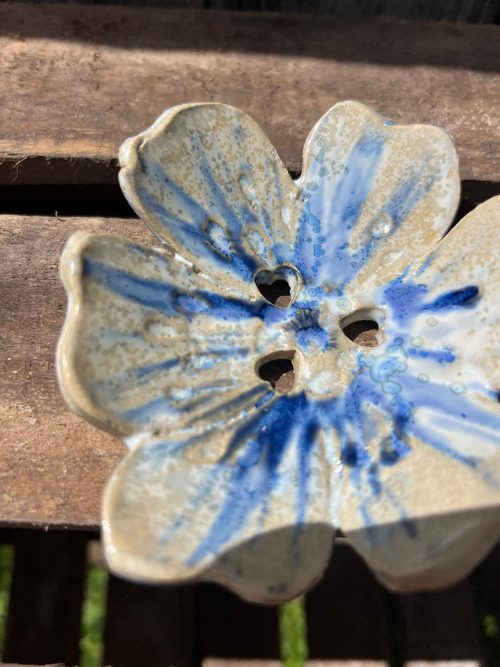 Miniature : Petite coupelle porte savon en forme de fleur blanche et bleue