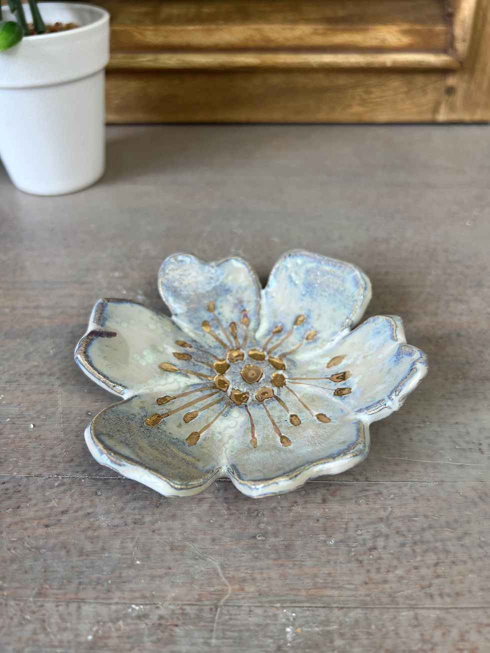 Miniature : Petite coupelle fleur en grès émaillé – émail blanc nuageux et lustre o