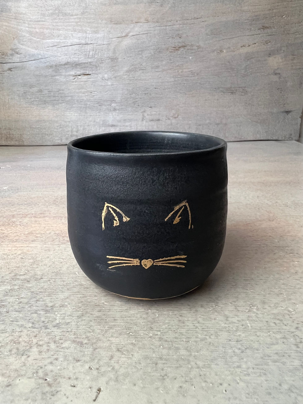 Miniature : Tasse artisanale en grès noire mat avec décor chat doré