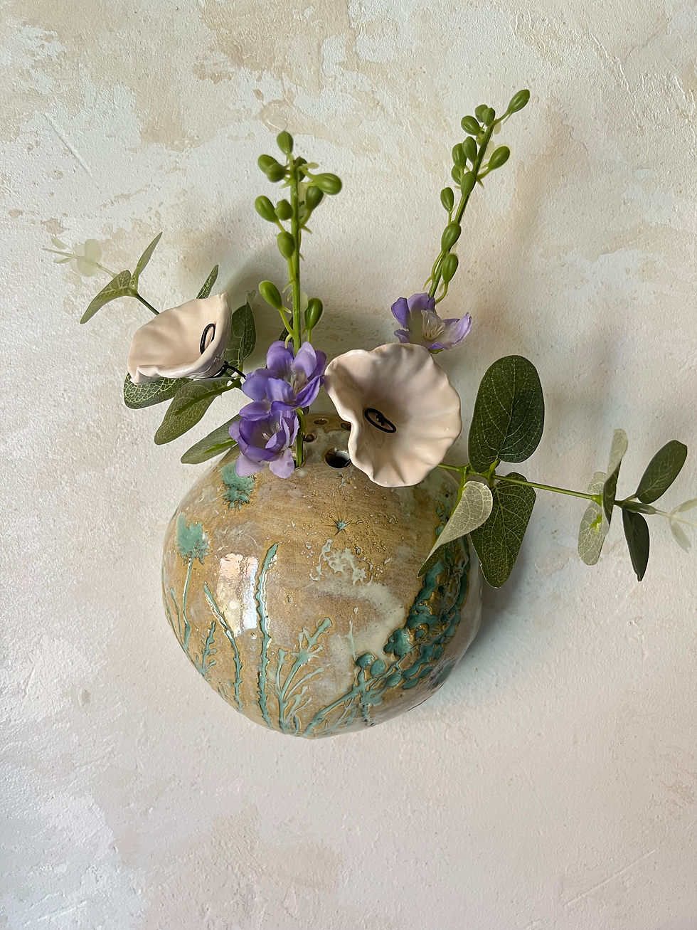 Miniature : Vase mural en grès vert et beige– motif herbes et graminées-