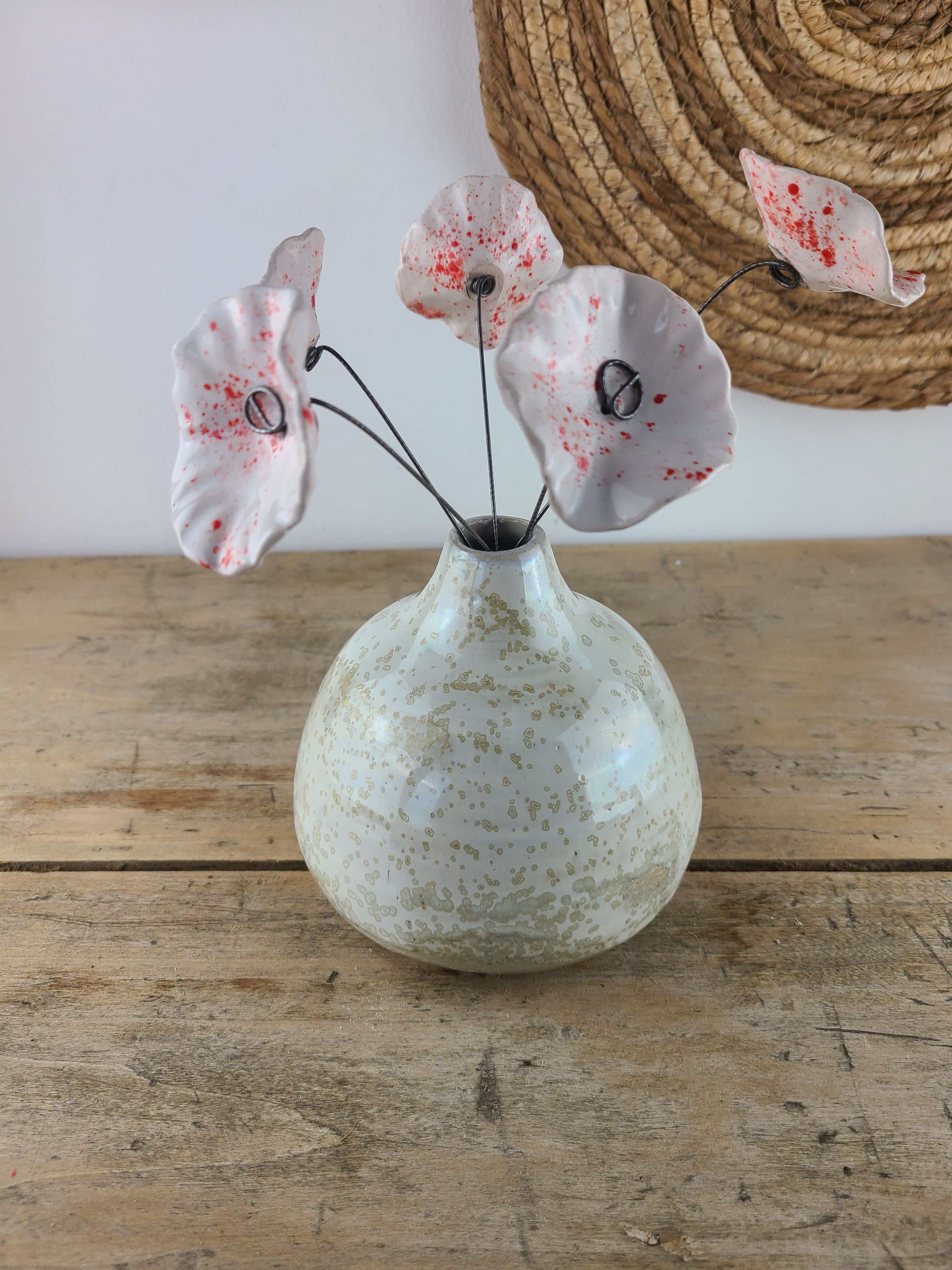 Fleur blanche mouchetée rouge