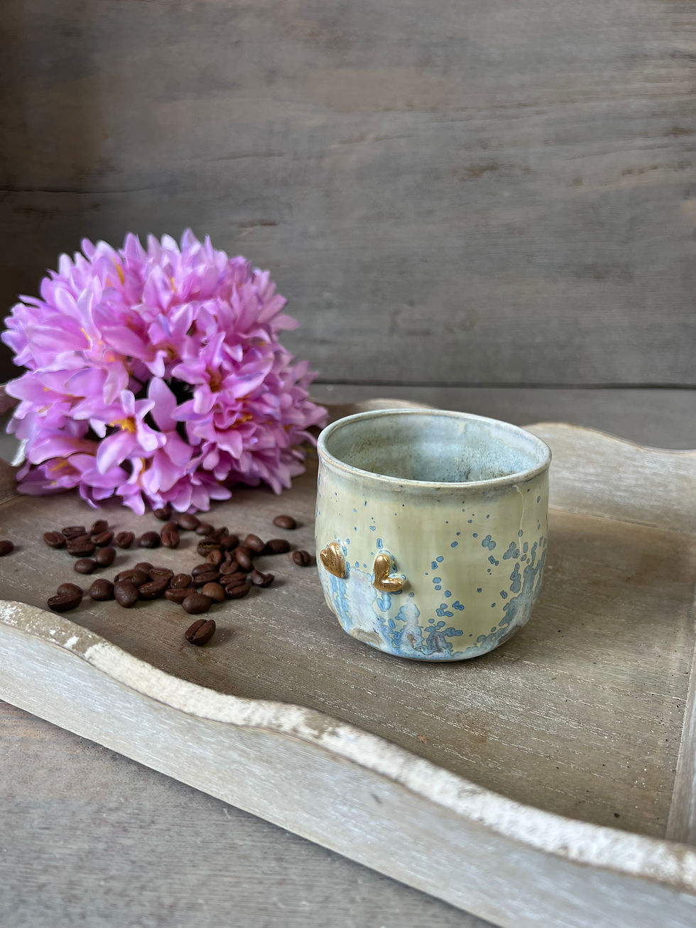 Miniature : Tasse artisanale en grès, décor cœur doré, émail aux nuances céladon, bleu grisé