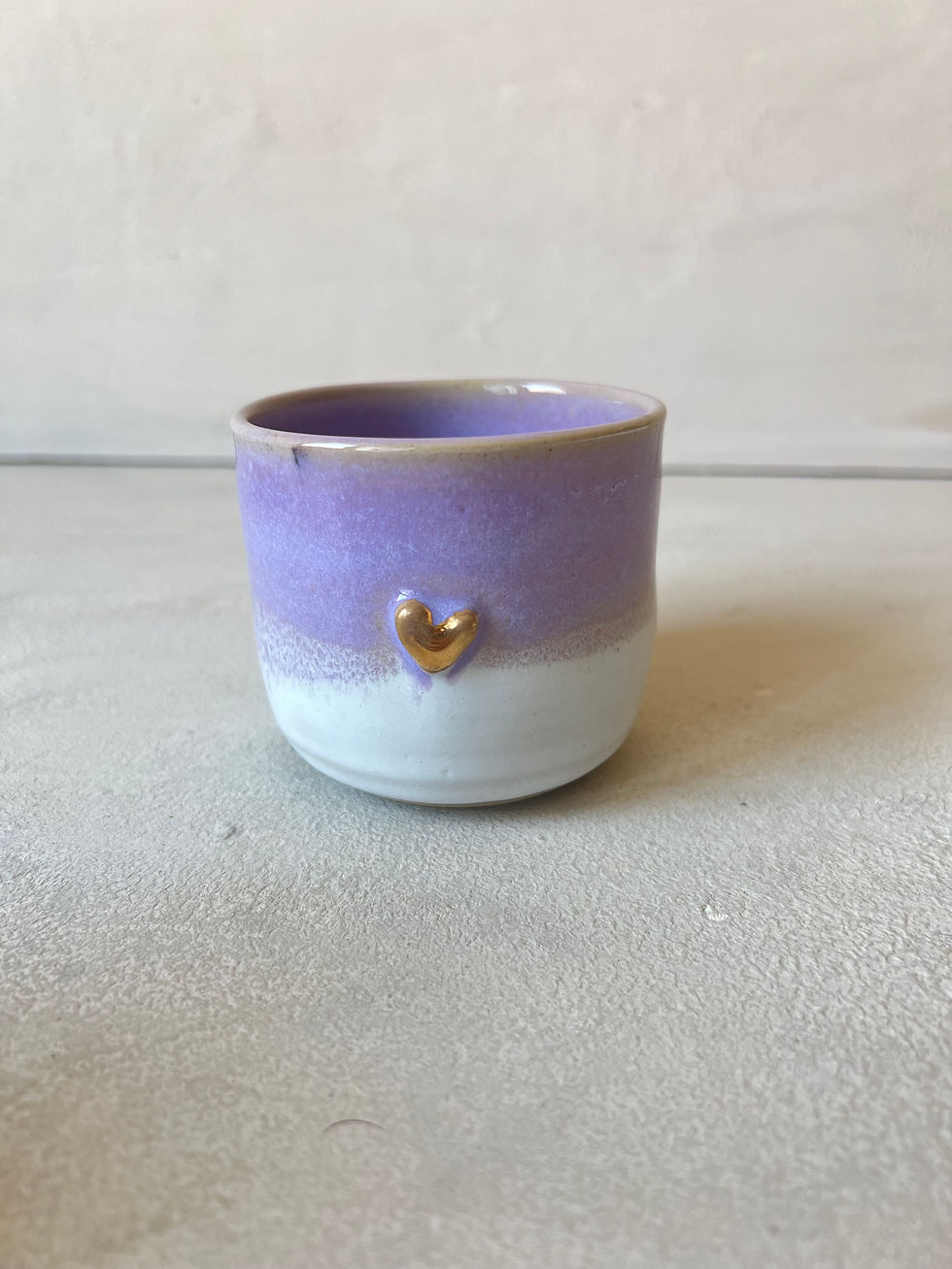Miniature : Tasse artisanale en grès, avec décor cœur doré email blanc et rose
