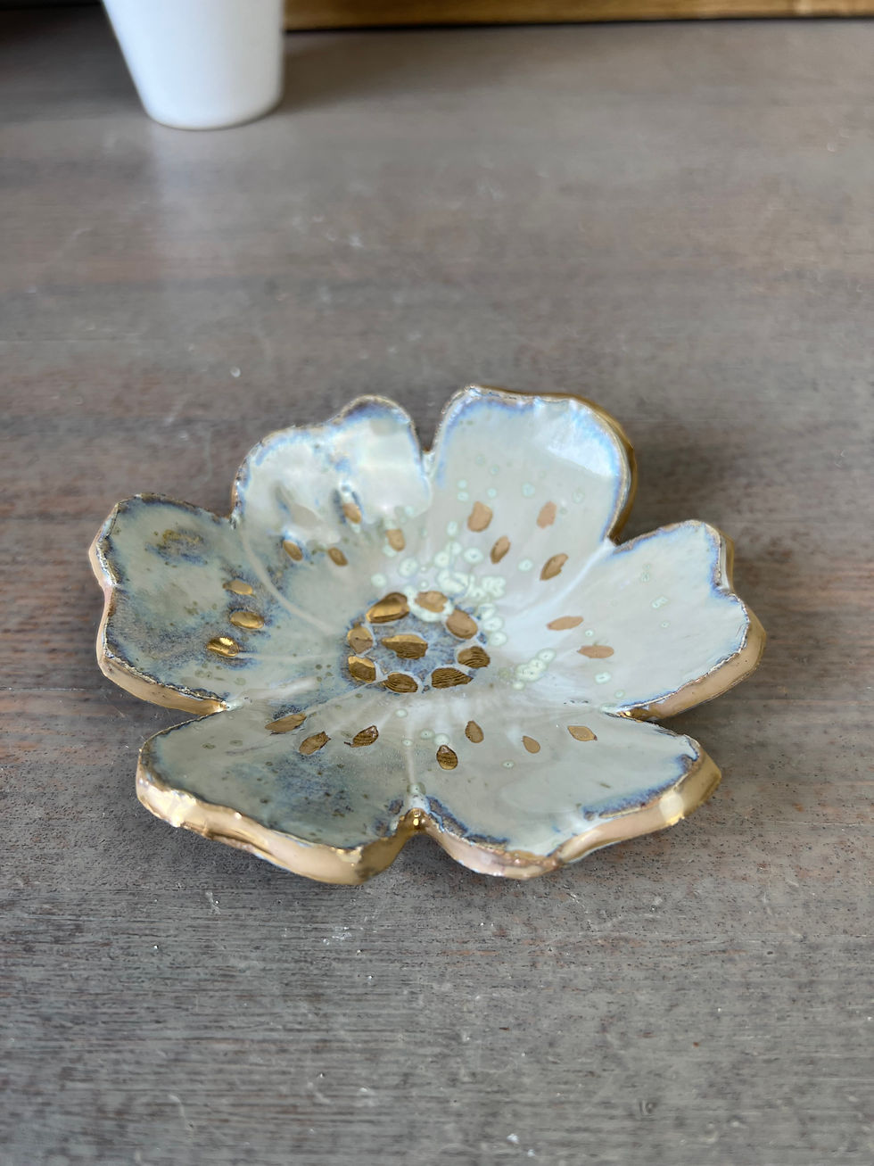 Miniature : Petite coupelle fleur en grès émaillé – émail blanc nuageux et lustre o