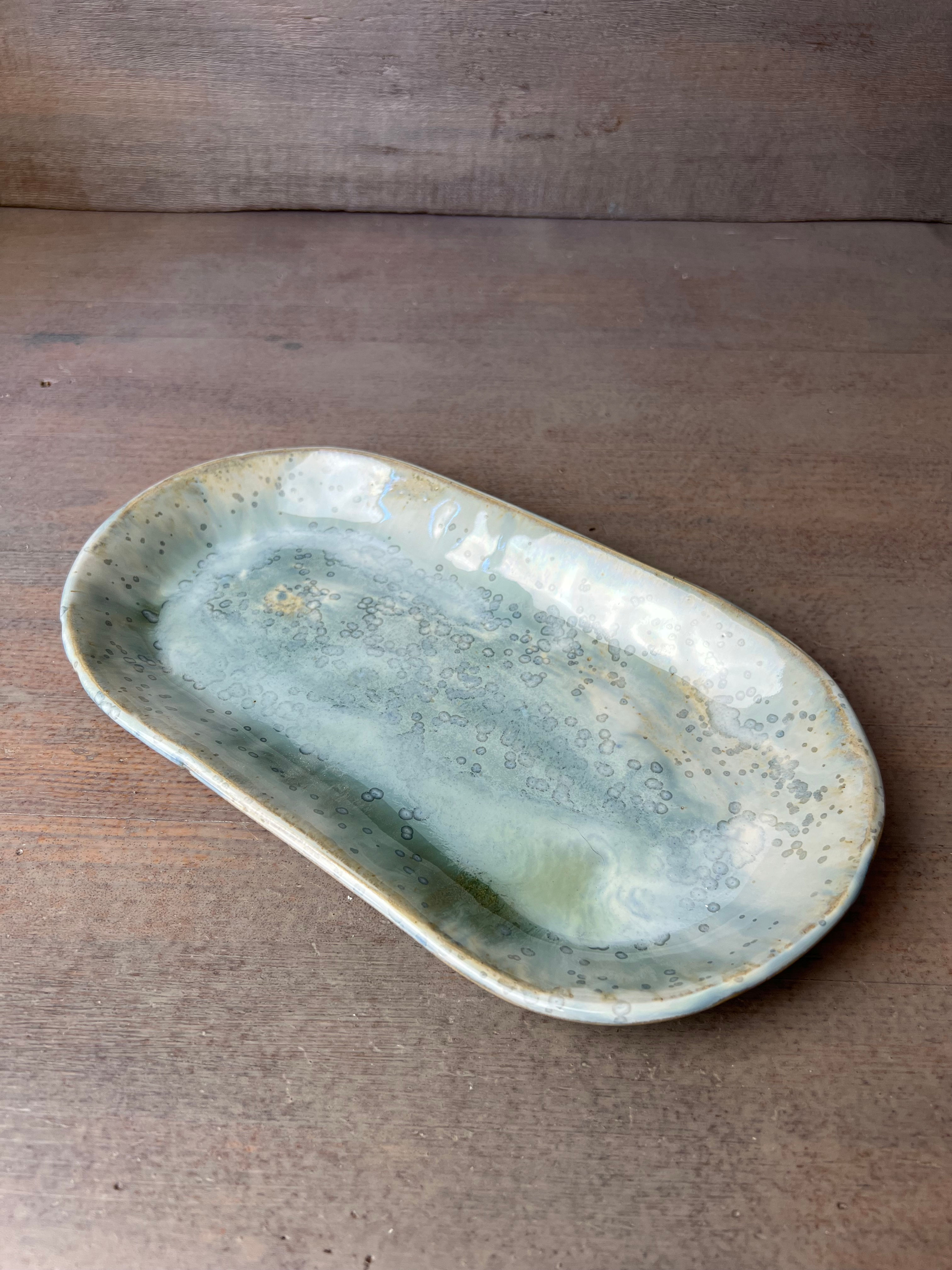 Plat oval, grès émaillé blanc et vert d'eau cristallisé
