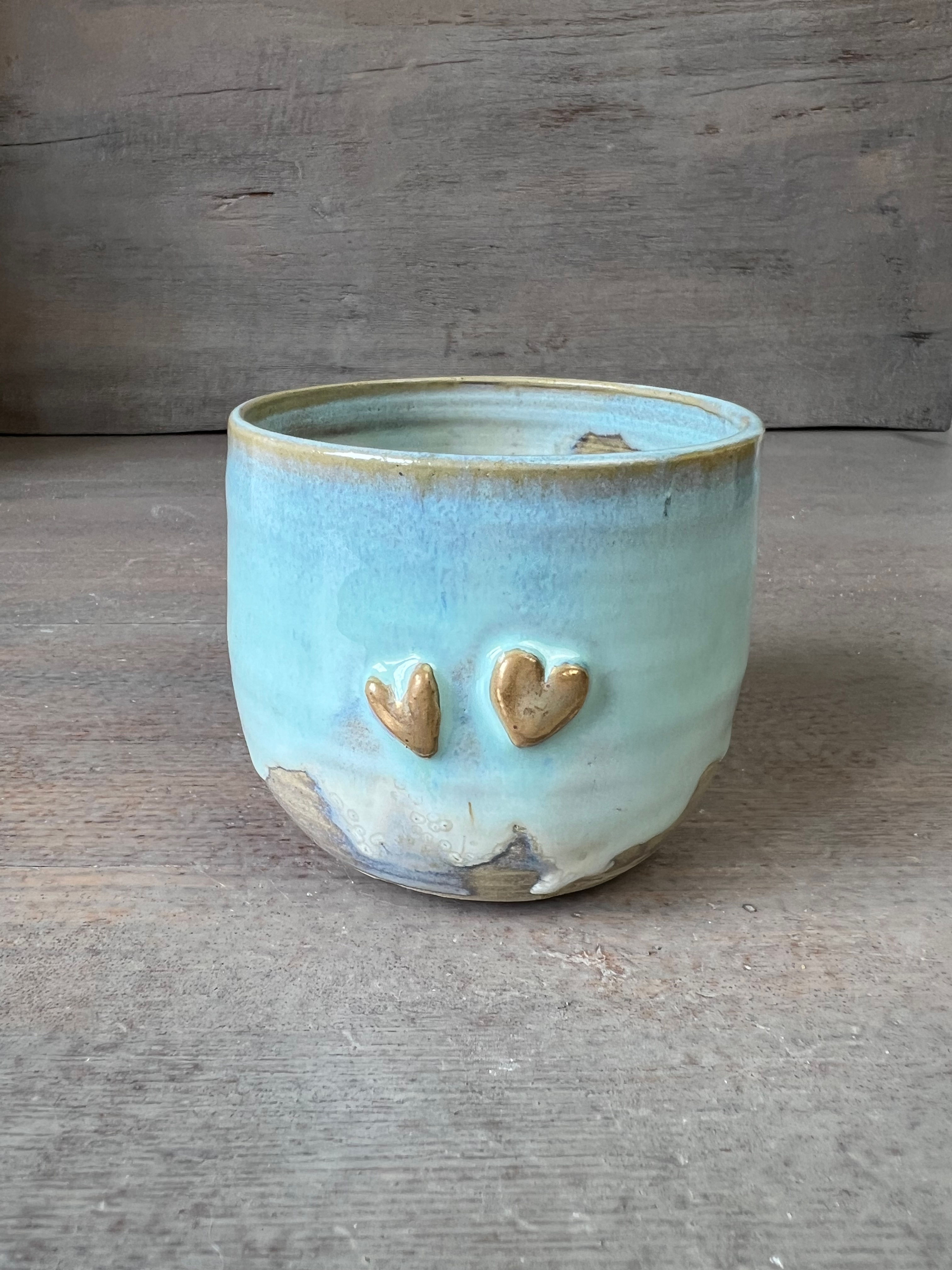 Tasse artisanale en grès, avec décor cœur doré email blanc et turquoise