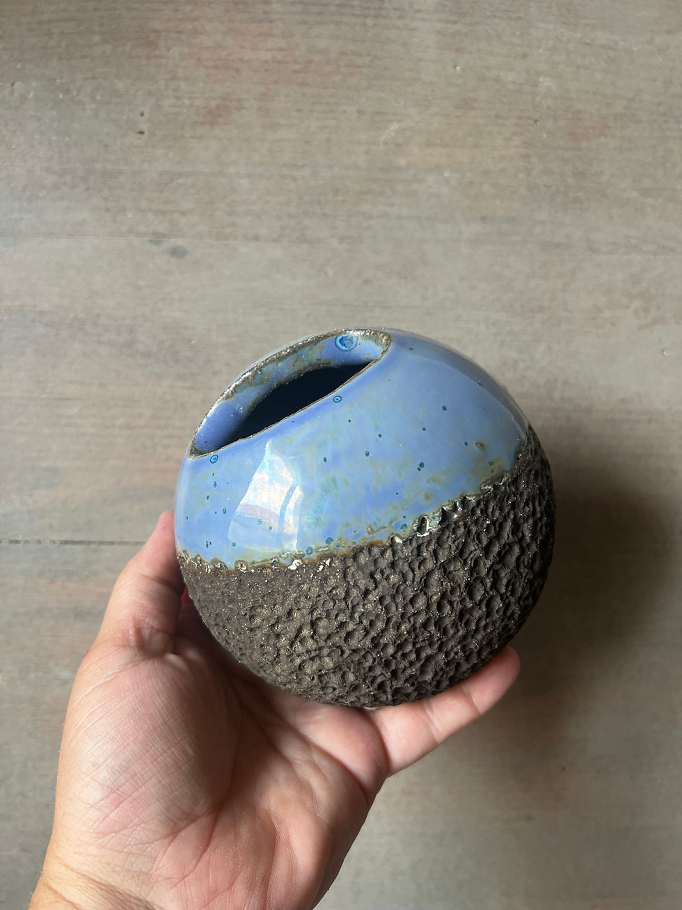 Miniature : Vase mural en grès noir texturé et émail bleu – Pièce unique