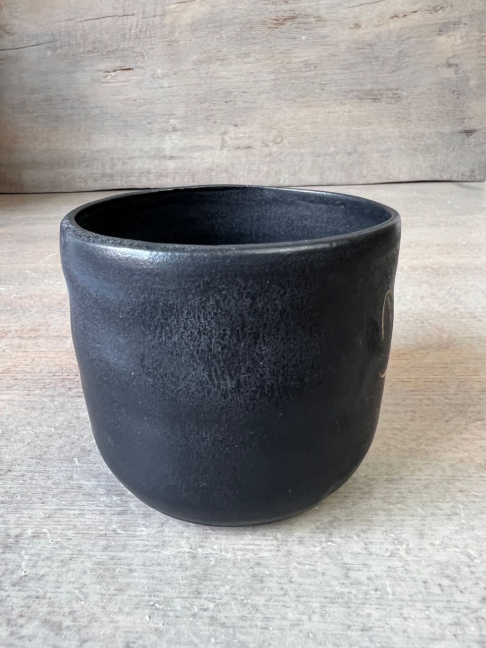 Miniature : Tasse artisanale en grès émail noir mat avec décor chat doré
