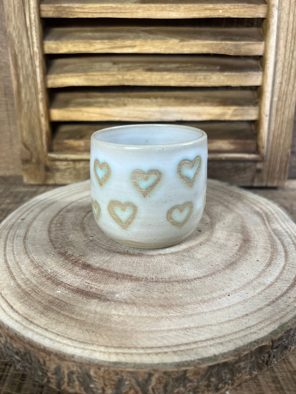 Miniature : Tasse artisanale en grès blanc décor cœurs