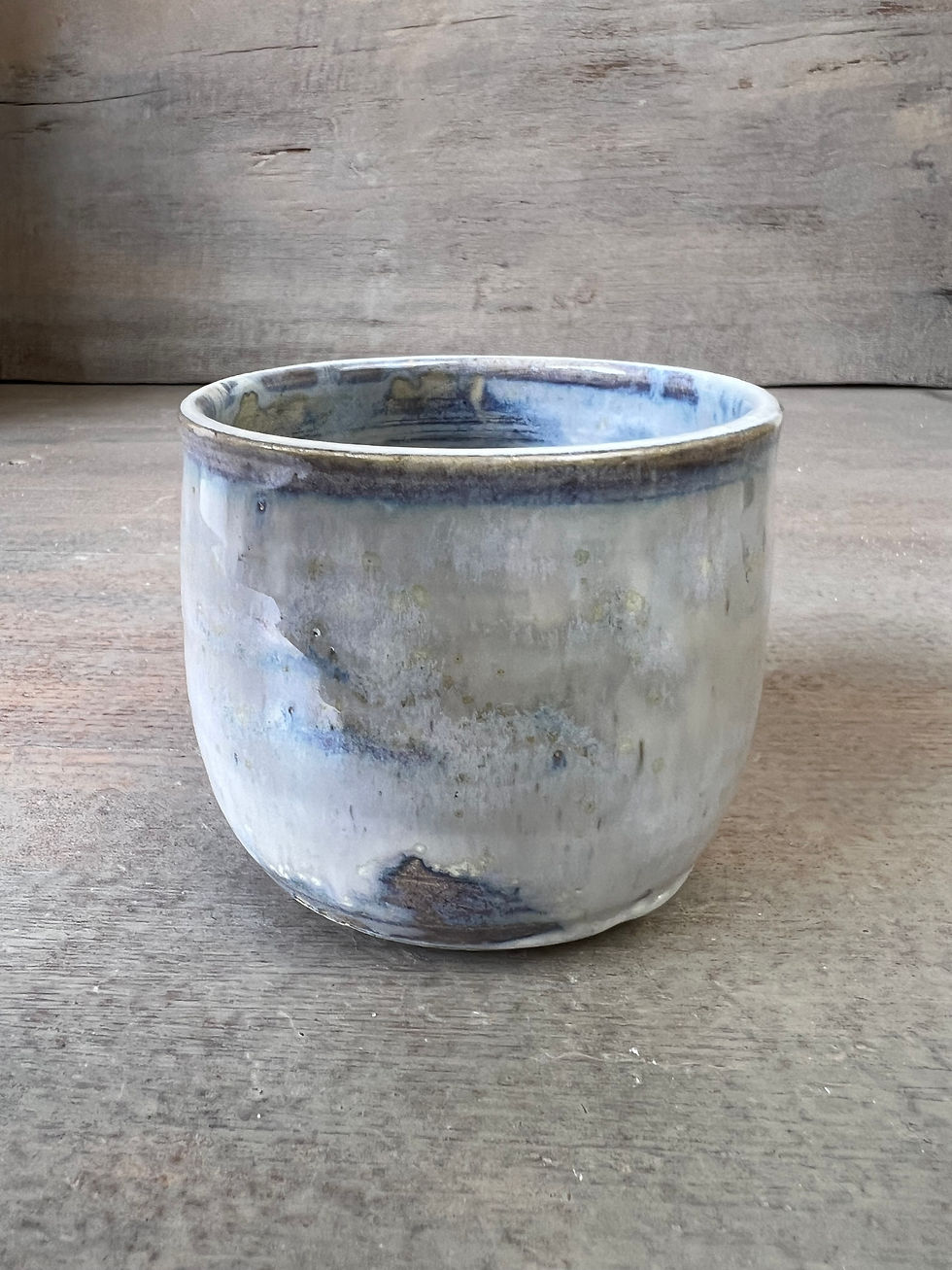 Miniature : Tasse artisanale en grès émail blanc nuageux avec décor chat doré