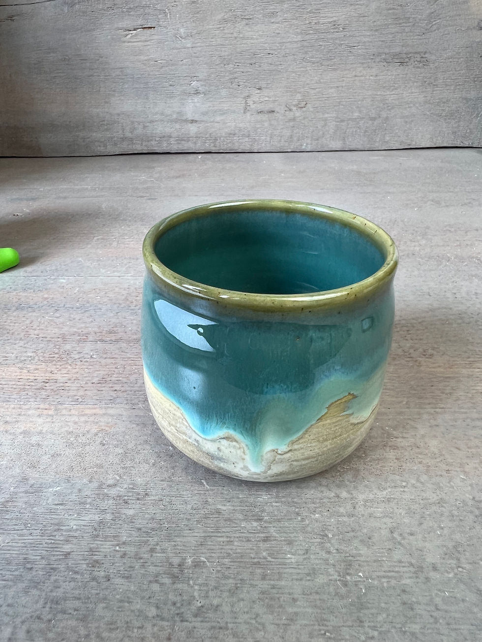 Miniature : Tasse en grès  émail vert et blanc  artisanale – tasse céramique modern