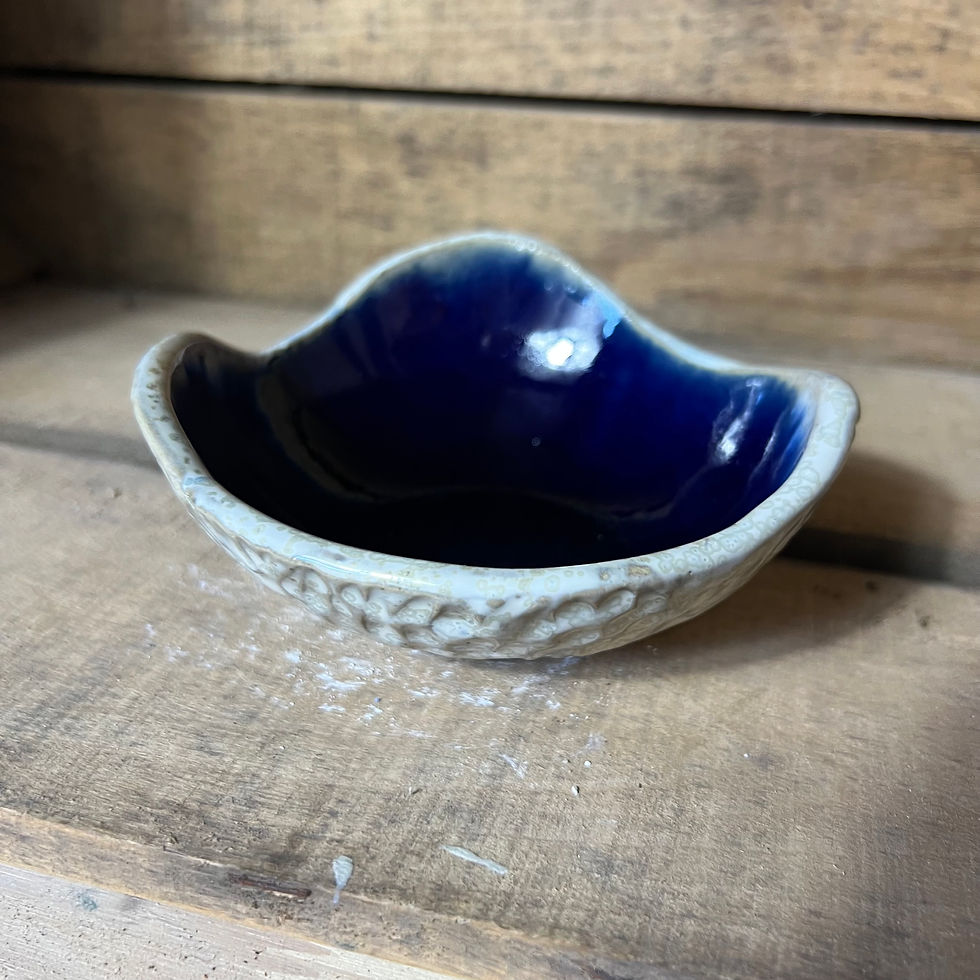 Miniature : Petit bol irrégulier en grès émaillé  en grès émaillé, bleu et blanc