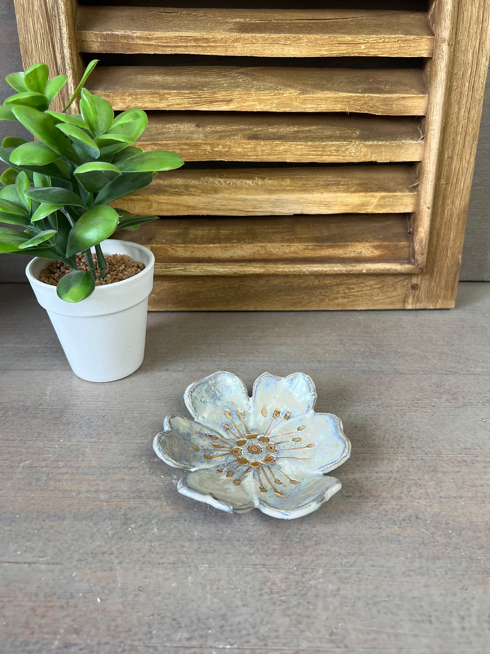 Miniature : Petite coupelle fleur en grès émaillé – émail blanc nuageux et lustre o