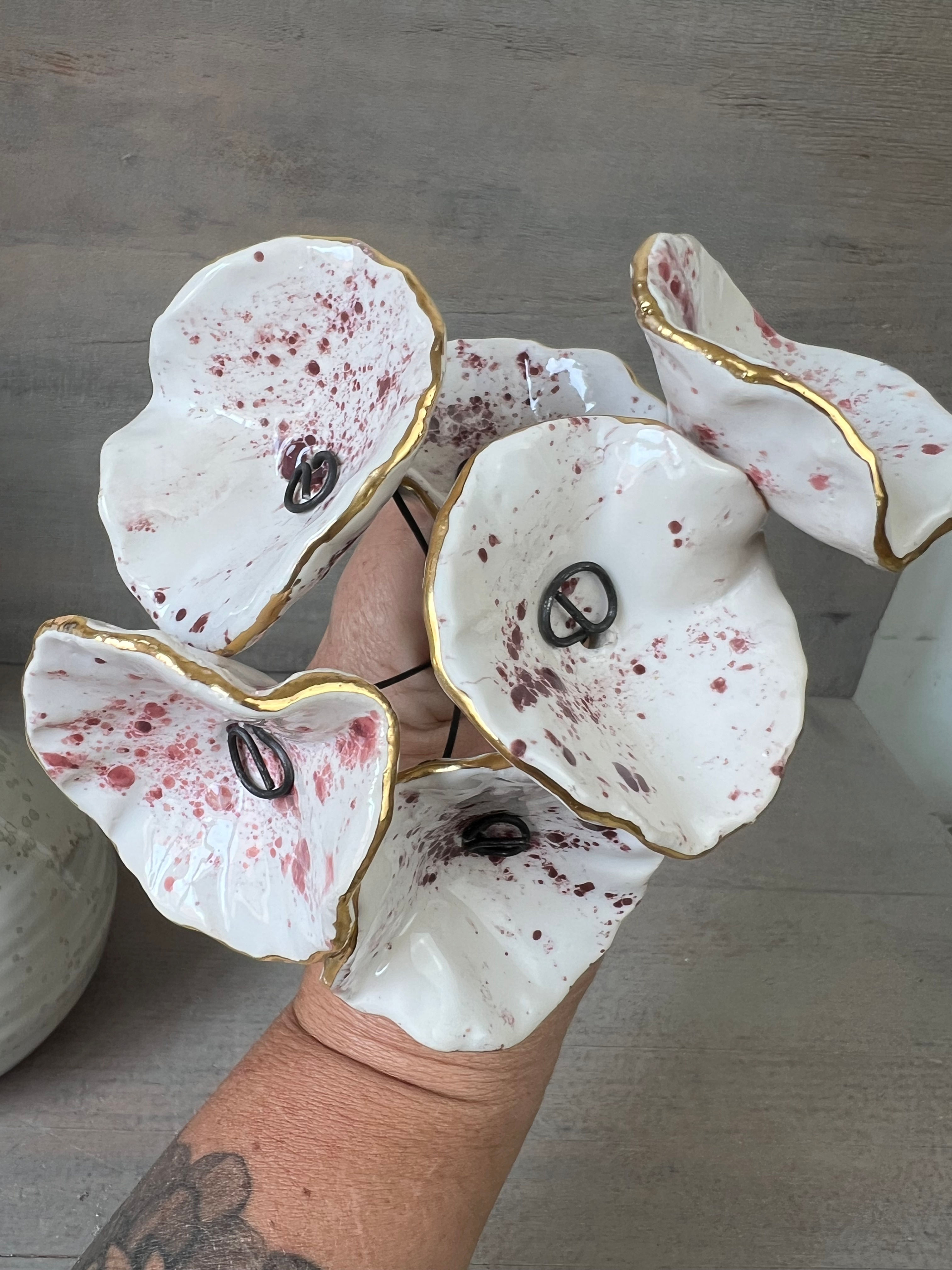 6 fleurs  blanches mouchetées roses et prunes avec liseré d'or