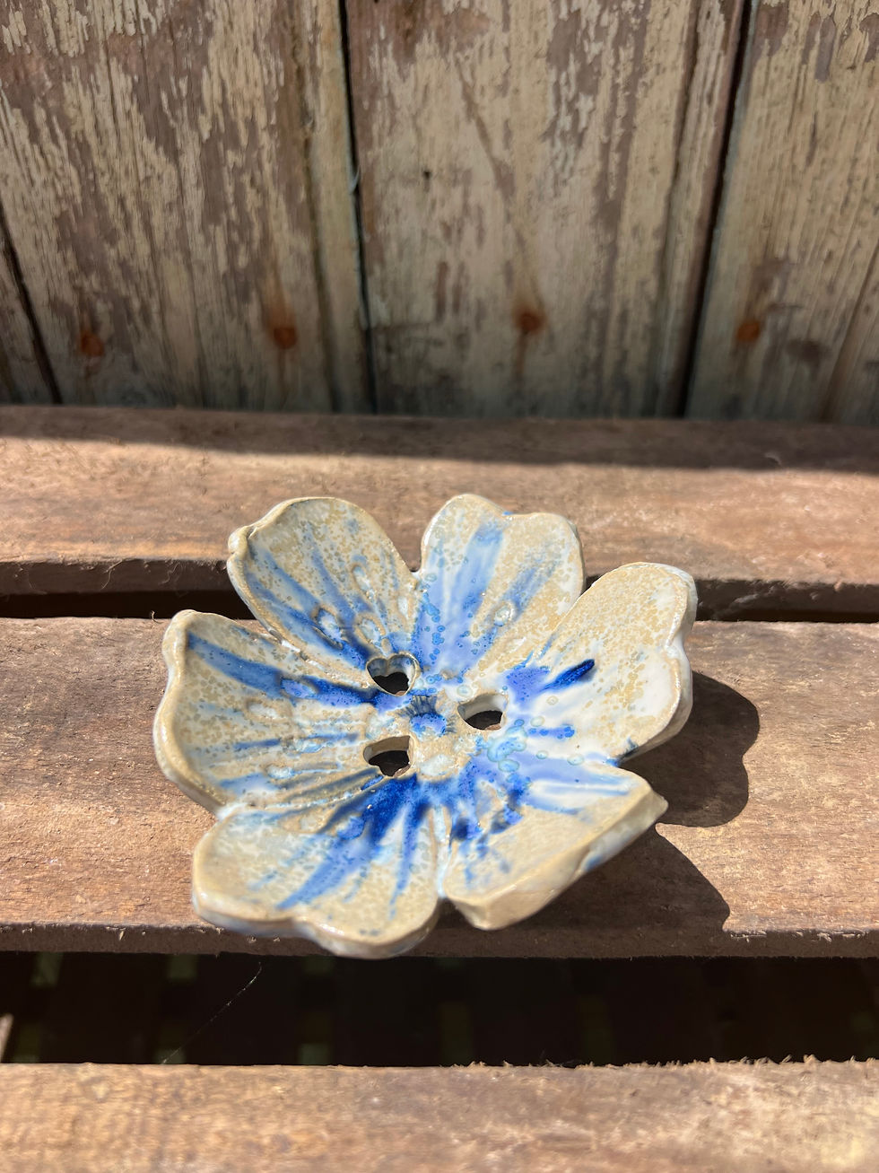 Miniature : Petite coupelle porte savon en forme de fleur blanche et bleue