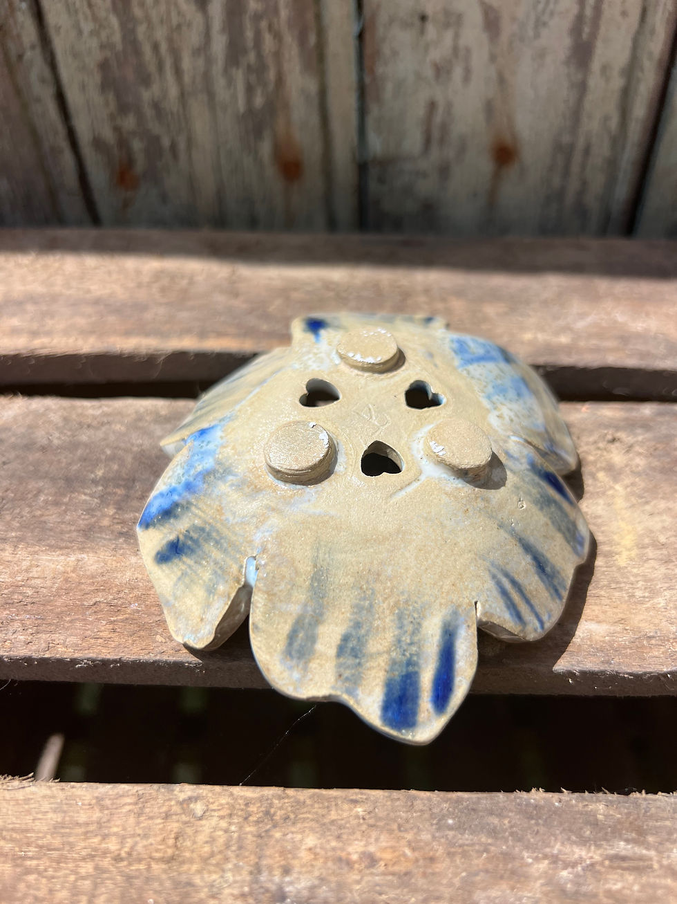 Miniature : Petite coupelle porte savon en forme de fleur blanche et bleue