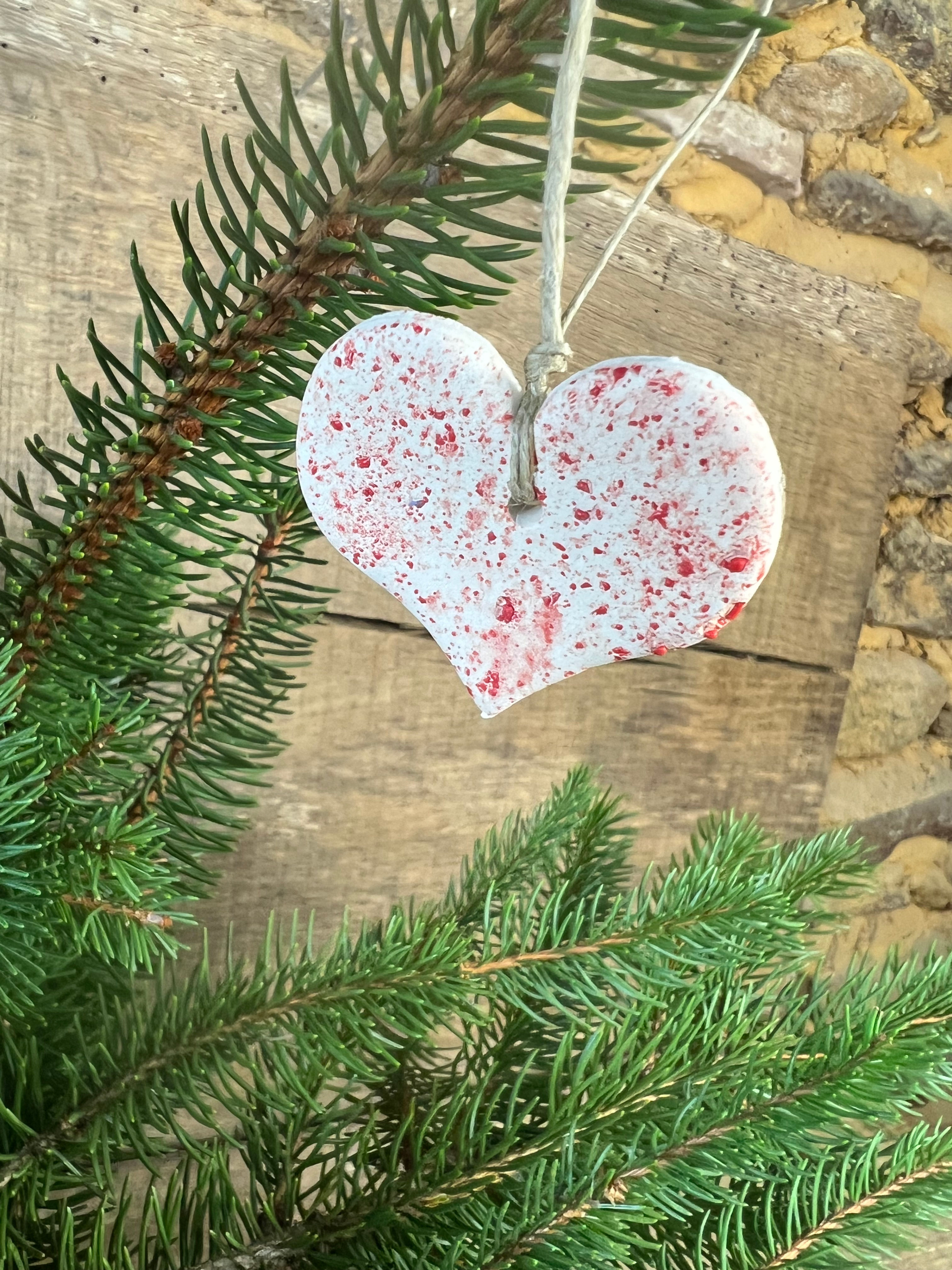 Suspension cœur en faïence – Diffuseur d’huiles essentielles artisanal –