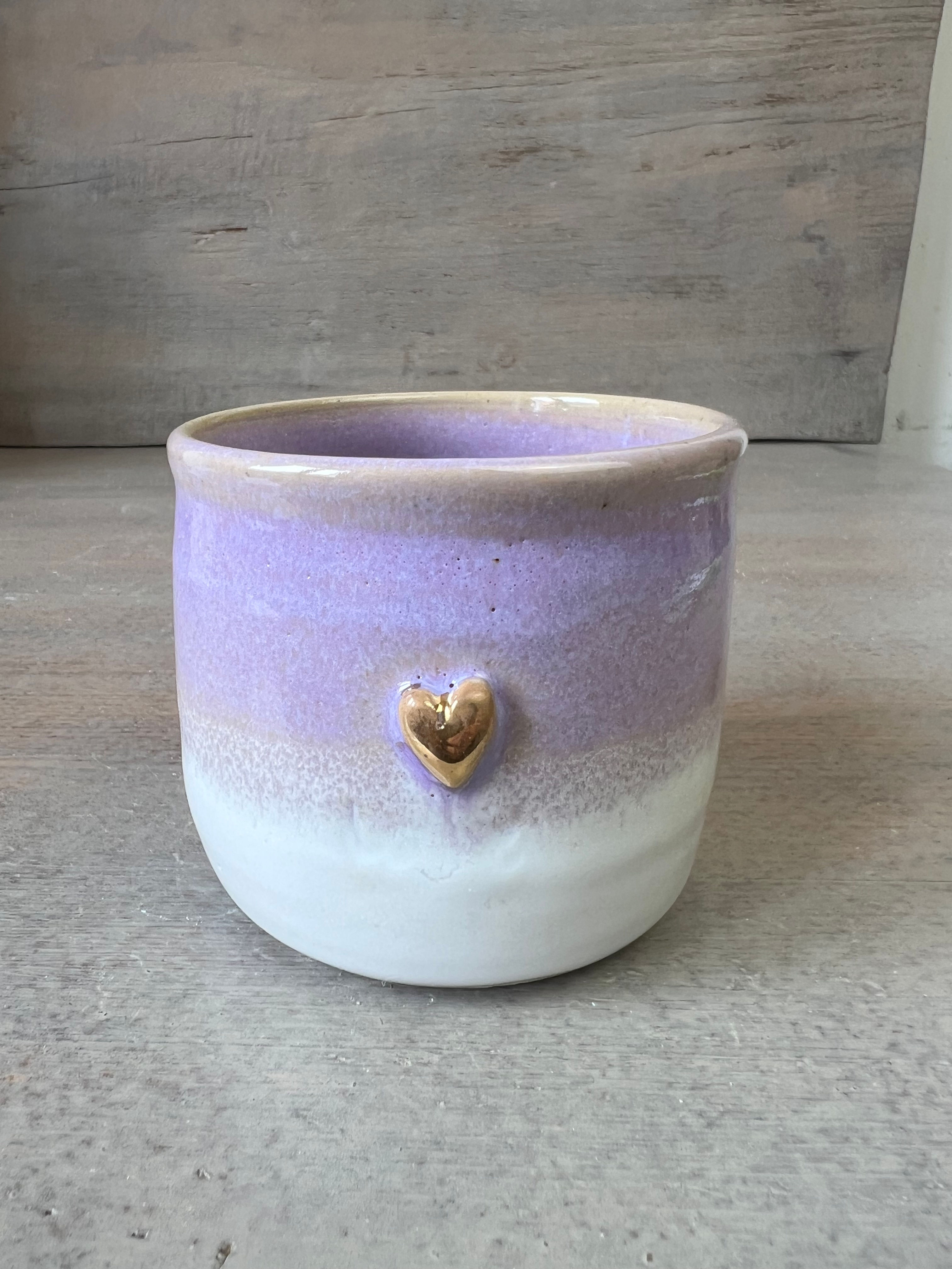 Tasse artisanale en grès, avec décor cœur doré email blanc et rose