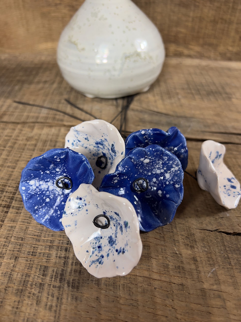 Miniature : 6 fleurs bleues mouchetées et blanches mouchetées