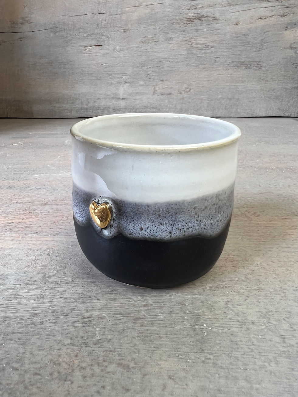Miniature : Tasse artisanale en grès, avec décor cœur doré email blanc et noir mat